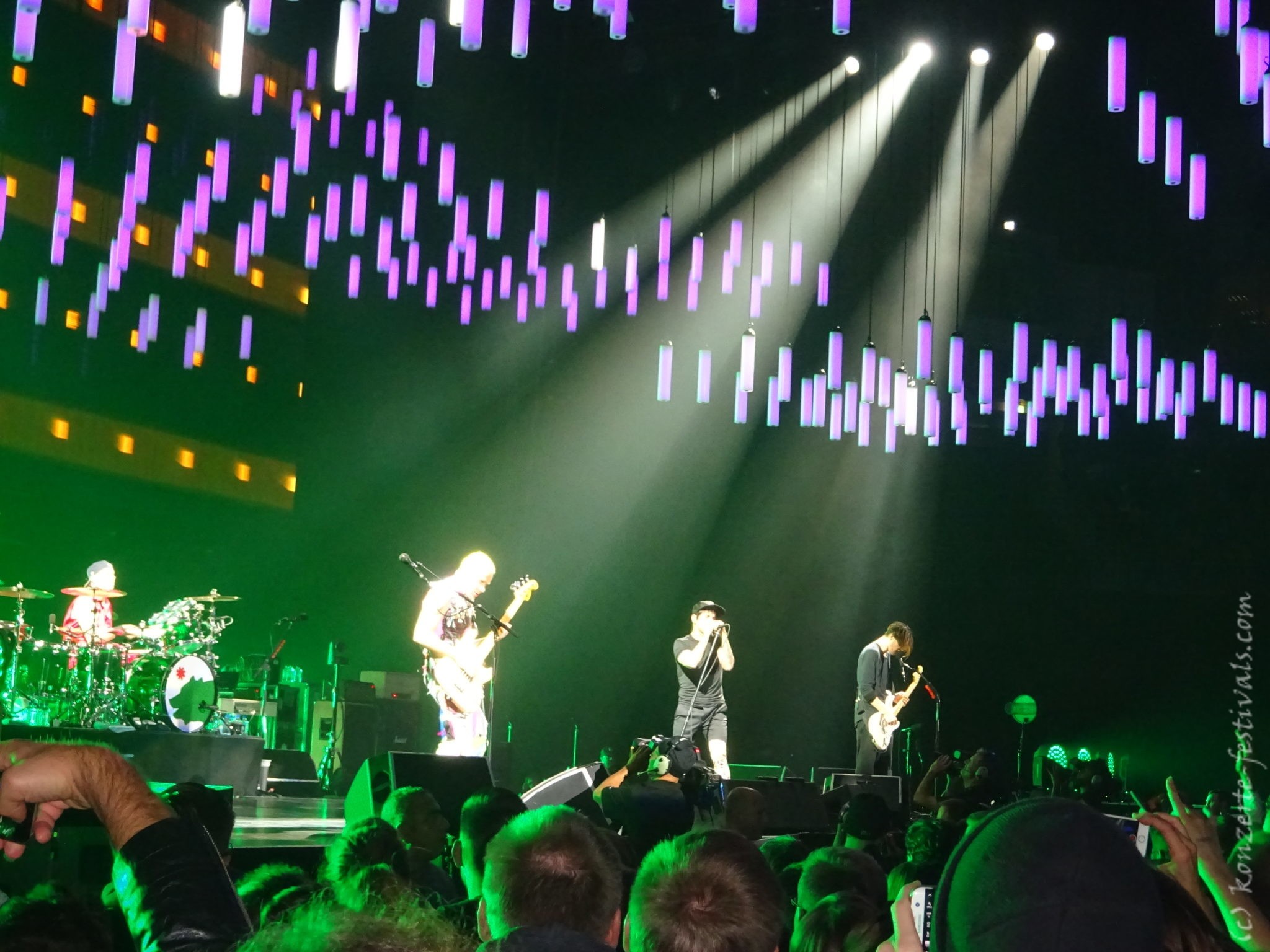 Red Hot Chili Peppers in der Mercedes Benz Arena Berlin (2016) Red Hot Chili Peppers in der Mercedes Benz Arena Berlin (2016)